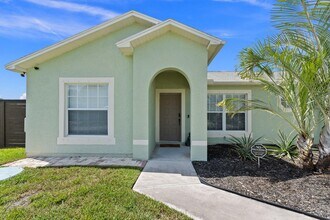 5789 NW Belwood Cir in Port St. Lucie, FL - Foto de edificio - Building Photo