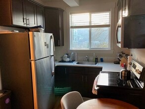 8816 N Edison St, Unit B in Portland, OR - Building Photo - Building Photo