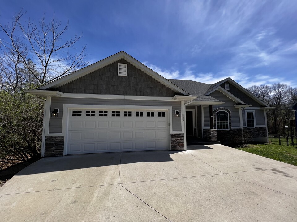 6470 S Allton Park Rd in Columbia, MO - Foto de edificio