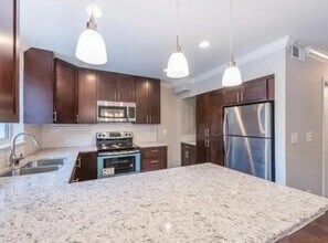 7311 Cardigan Cir in Sandy Springs, GA - Foto de edificio - Building Photo