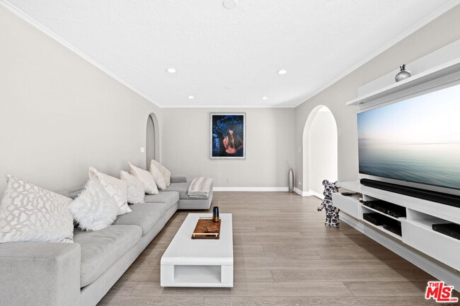 15042 Valleyheart Dr in Los Angeles, CA - Building Photo - Building Photo