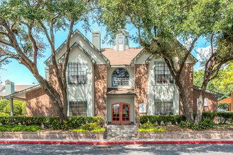 Crystal Falls in Houston, TX - Foto de edificio - Building Photo