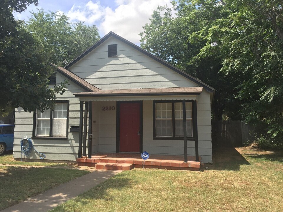 2210 28th St in Lubbock, TX - Building Photo
