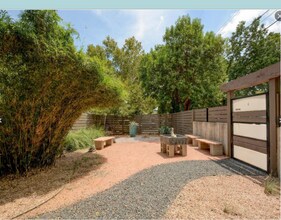 700 W Johanna St in Austin, TX - Building Photo - Building Photo