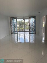 1811 Sabal Palm Dr in Davie, FL - Building Photo - Building Photo