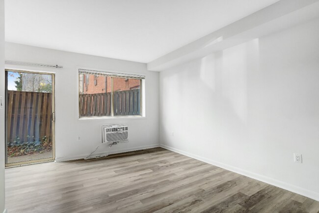 4465 MacArthur Blvd NW in Washington, DC - Foto de edificio - Building Photo