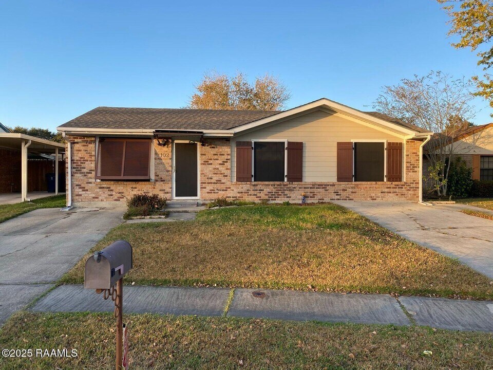 102 Thompson Loop in Lafayette, LA - Building Photo