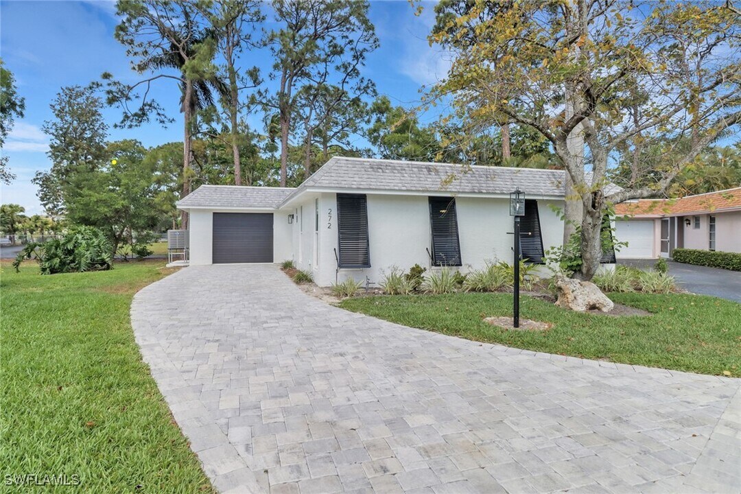 272 Yorkshire Ct in Naples, FL - Building Photo