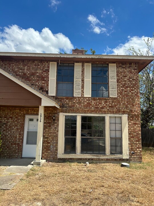 2926 Stonycroft Dr in Lancaster, TX - Building Photo