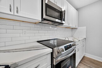 19543 Quiet Brook Dr in Houston, TX - Building Photo - Building Photo