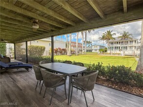 1353 Pelican Ave in Naples, FL - Foto de edificio - Building Photo