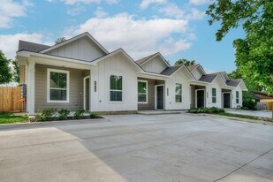 403 S Temple St in Caldwell, TX - Building Photo