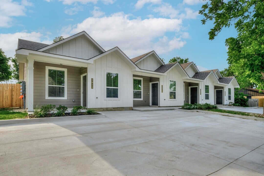 403 S Temple St in Caldwell, TX - Building Photo