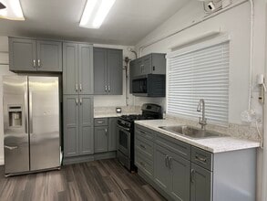 725 W Sunkist St, Unit B in Ontario, CA - Foto de edificio - Building Photo