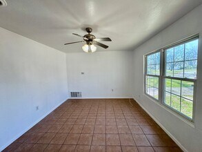 8 Louise Ln in Sauget, IL - Building Photo - Building Photo