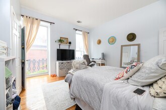 57 Otis St, Unit 2B in Cambridge, MA - Foto de edificio - Building Photo