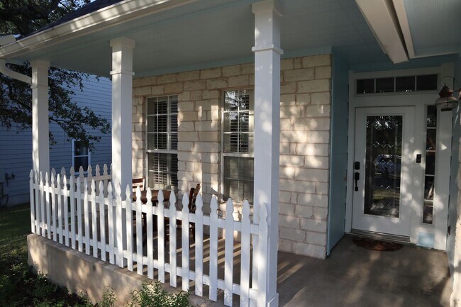 2043 Nevada St in San Marcos, TX - Foto de edificio - Building Photo