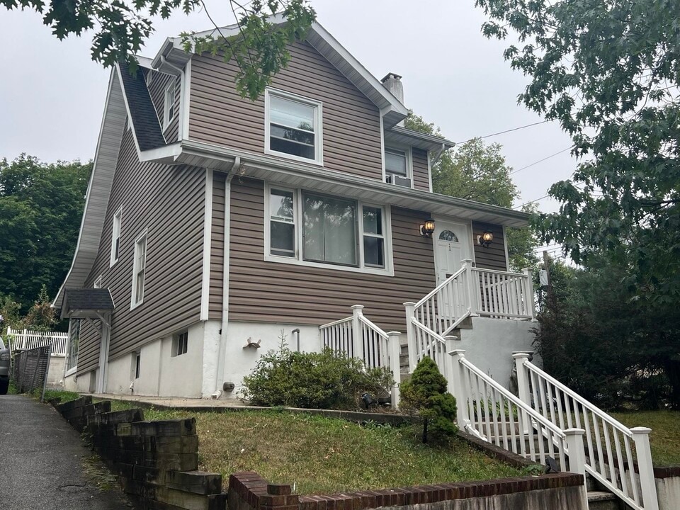 1 8th St in Ridgefield Park, NJ - Building Photo