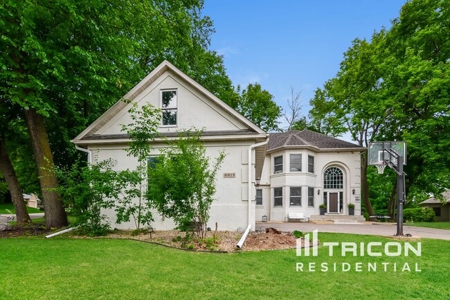 property at 8915 Umbria Pl N