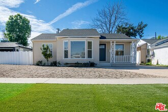 17638 Welby Way in Los Angeles, CA - Building Photo - Building Photo