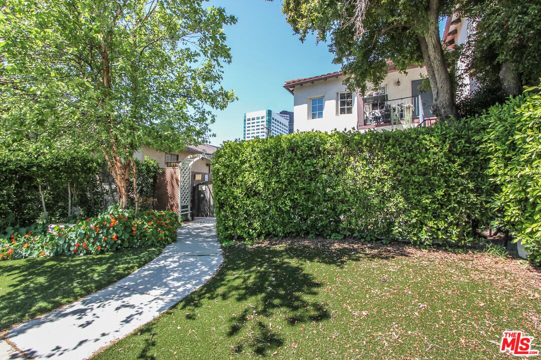 225 N Cordova St in Burbank, CA - Building Photo