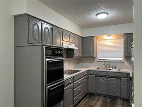 1610 Ridge Ct in Midlothian, TX - Foto de edificio - Building Photo