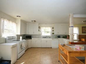 734 Powell Creek Rd in Williams, OR - Foto de edificio - Building Photo