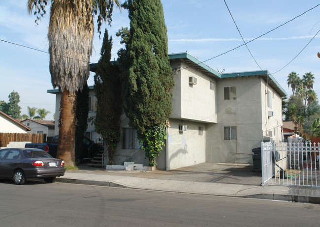 5642 Klump Ave in North Hollywood, CA - Foto de edificio - Building Photo