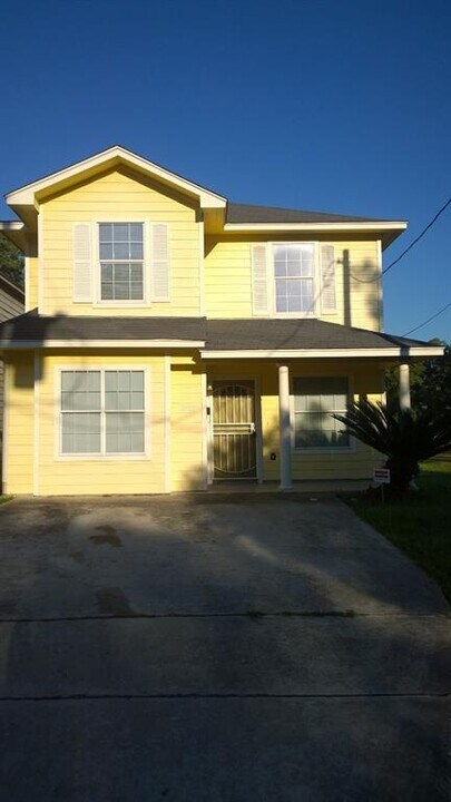 2300 Abernathy St in Houston, TX - Building Photo