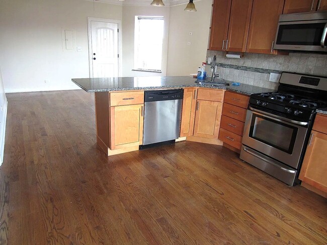 2117 W Irving Park Rd in Chicago, IL - Building Photo - Building Photo