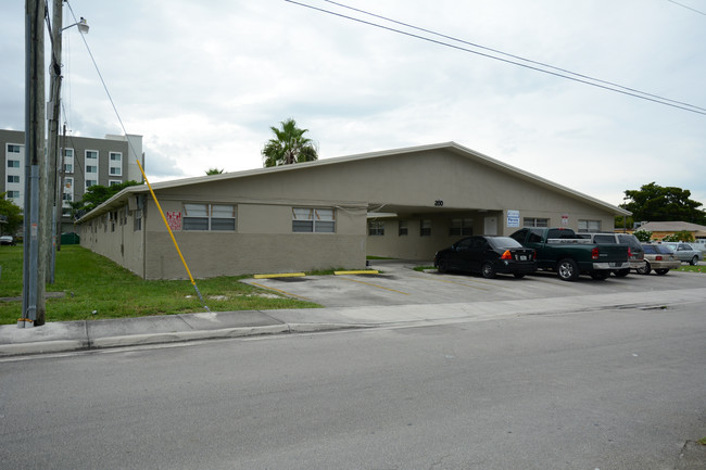 Perviz Apartments in Opa Locka, FL - Foto de edificio - Building Photo