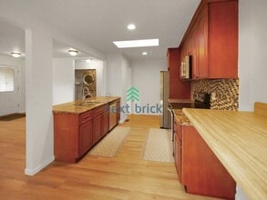 10918 49th Ave S in Tukwila, WA - Building Photo - Building Photo