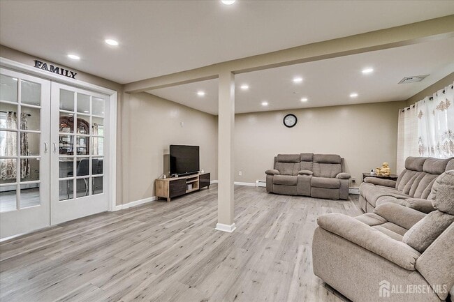 19 W Edward St in Woodbridge Township, NJ - Building Photo - Building Photo