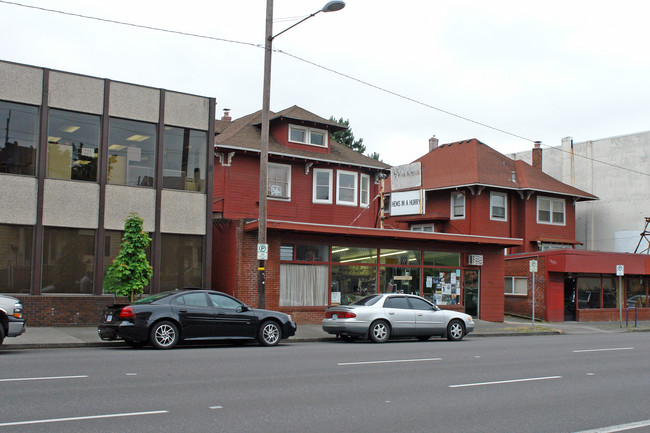 2144 NE Broadway St in Portland, OR - Building Photo - Building Photo