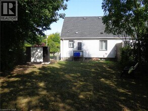 32 Grimsby Ave in Hamilton, ON - Building Photo - Building Photo
