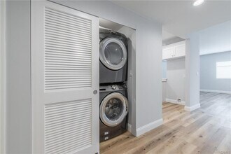 2340 Montrose Ave in Montrose, CA - Building Photo - Building Photo