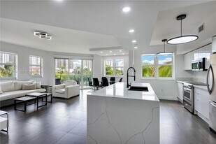 19900 E Country Club Dr, Unit 311 in Aventura, FL - Building Photo