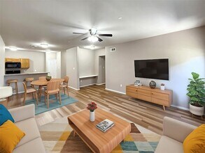 512 E Hazelwood St in Princeton, TX - Foto de edificio - Building Photo