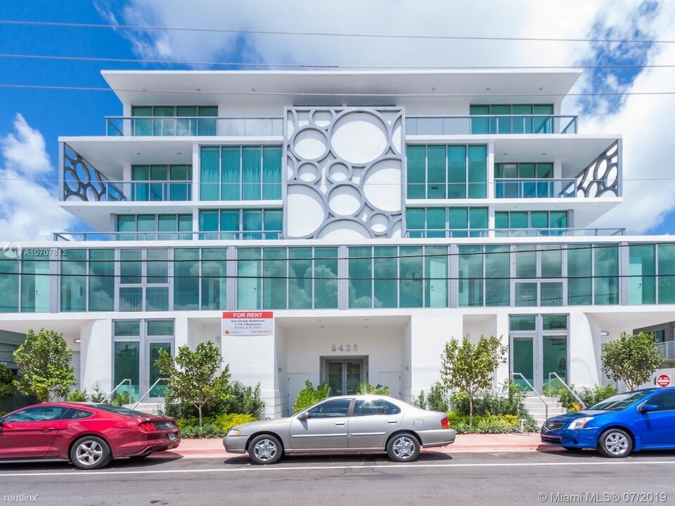 8425 Crespi Blvd-Unit -#3044 in Miami Beach, FL - Building Photo
