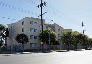 6050 S Western Ave in Los Angeles, CA - Building Photo - Building Photo