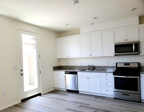 24707 6th St in San Bernardino, CA - Foto de edificio - Building Photo