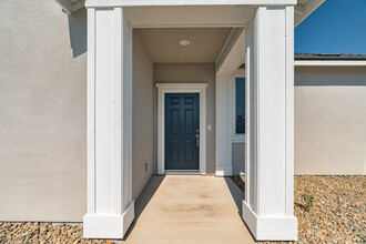 Old Farm Rental Homes in Bakersfield, CA - Foto de edificio - Building Photo