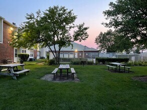 1426 E Wyndham Cir, Unit 201 in Palatine, IL - Building Photo - Building Photo