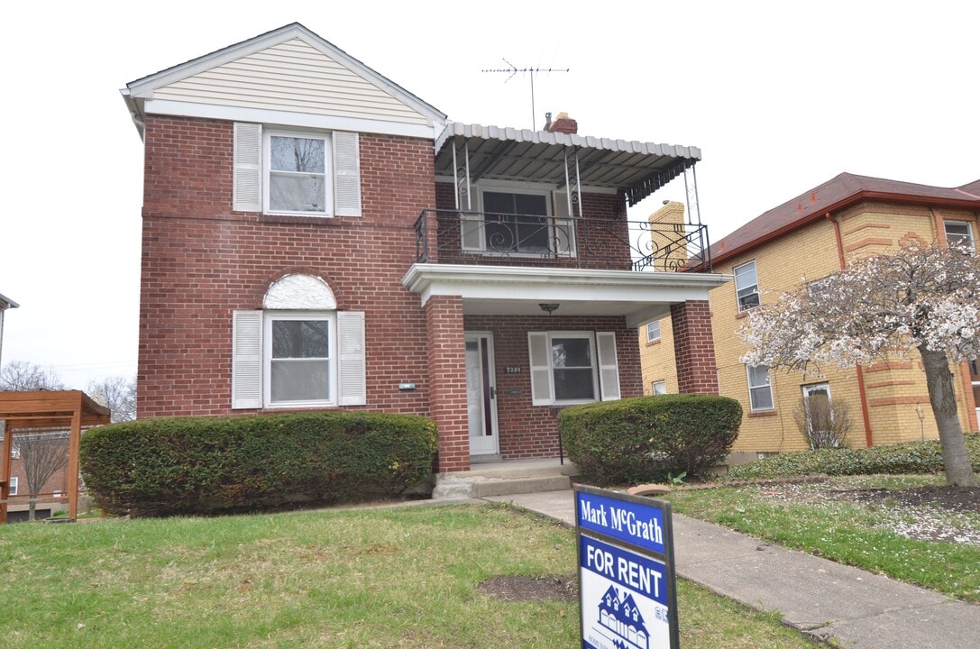 7233 Brookcrest Dr, Unit 2 in Cincinnati, OH - Foto de edificio