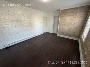 45 Aspen St in Ware, MA - Foto de edificio - Building Photo