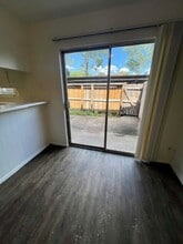 9344 Pecos St in Houston, TX - Foto de edificio - Building Photo