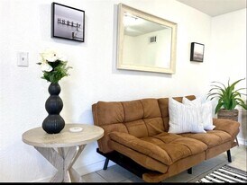 2575 S Himes Ave, Unit A Downstairs in Tampa, FL - Building Photo