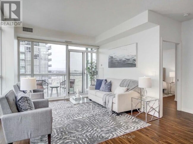 225 Webb Dr in Mississauga, ON - Building Photo - Building Photo