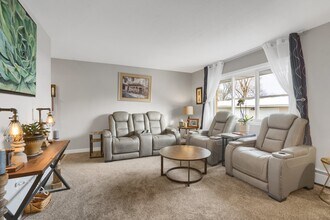 609 Market St S, Unit 4 in Shakopee, MN - Building Photo - Building Photo
