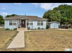 214 S Saunders St in Seguin, TX - Building Photo - Building Photo